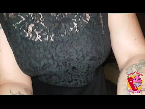 ❤️ Mae llyschwaer Slutty yn rhoi blowjob iddo a Sbaeneg Porno wrthon ni