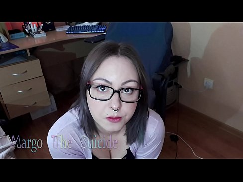 ❤️ Merch Sexy gyda Sbectol Yn Sugno Dildo'n Ddwfn ar y Camera Porno wrthon ni